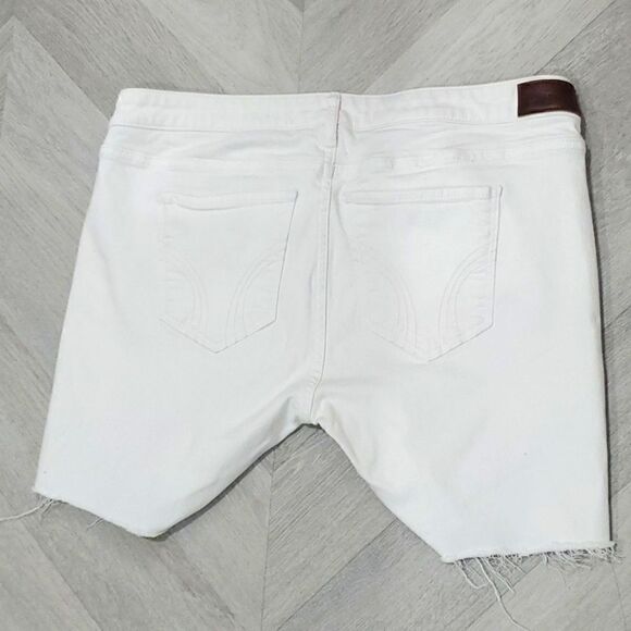 Hollister womans, White Denim raw edge Shorts, size 15R - Picture 4 of 5